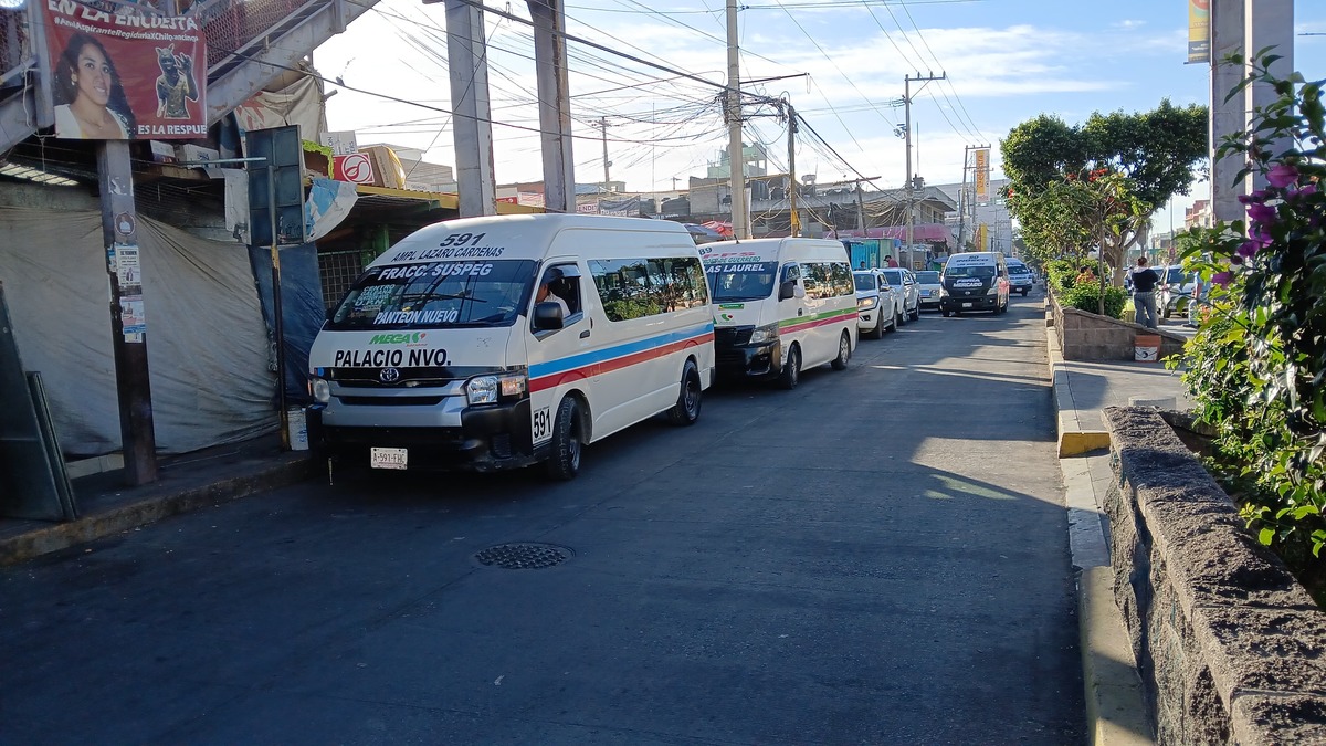 Tras jornada violenta, unidades tipo urvan y taxis regresan a circular