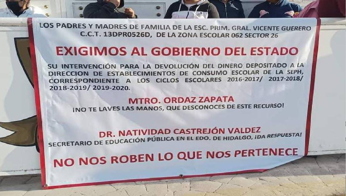 Padres de familia exigen intervención de autoridades educativas en la escuela primaria Vicente Guerrero.