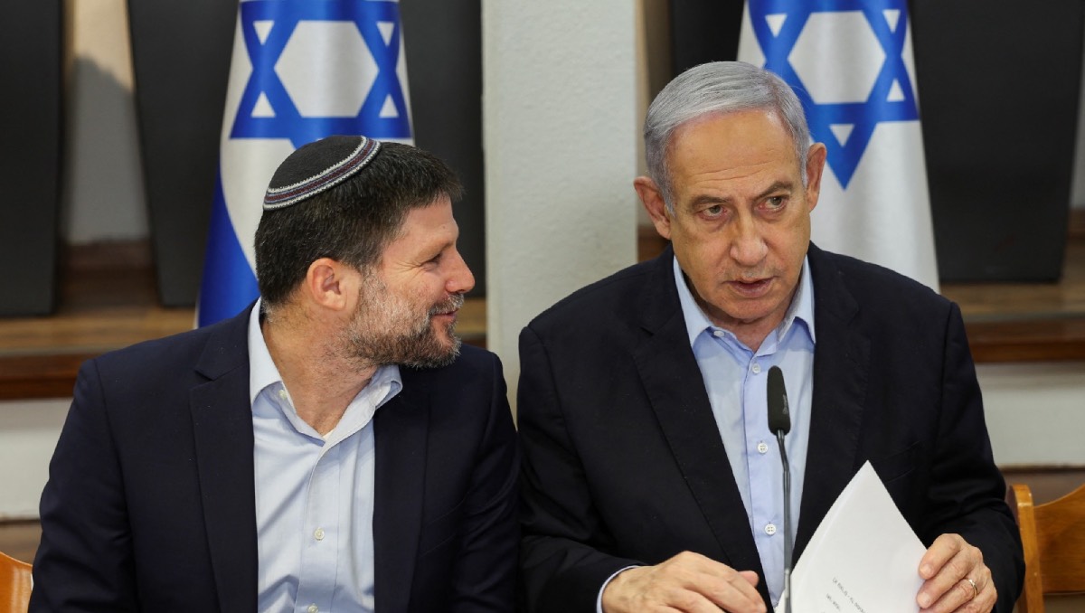 El primer ministro Benjamin Netanyahu habla con el ministro de Finanzas, Bezalel Smotrich | Reuters