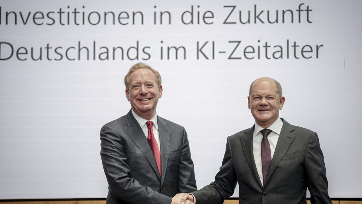 Olaf Scholz, canciller federal (derecha), y Brad Smith, vicepresidente del directorio y presidente de Microsoft Corporation. Foto: AP