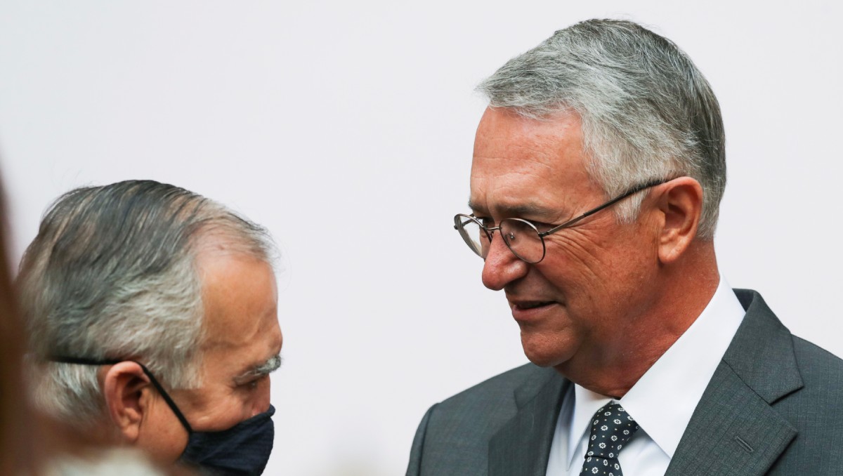 Ricardo Salinas Pliego, presidente de Grupo Salinas, conversa con el ex jefe de la Oficina de la Presidencia.  Foto: (Reuters)