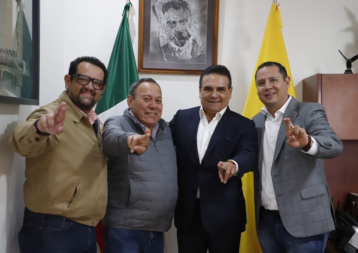 Silvano Aureoles y Jesús Zambrano liman asperezas. | Foto: Especial.