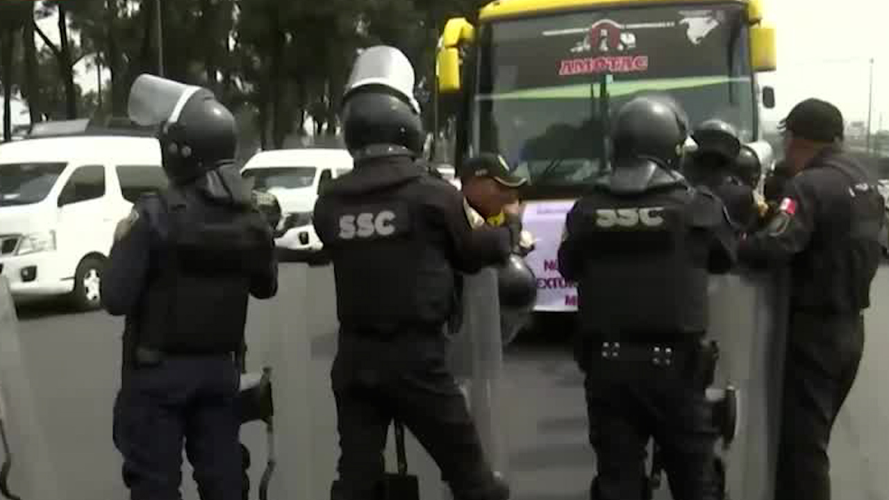 Transportistas continúan marcha hacia el Zócalo de CdMx, policías les cierran el paso