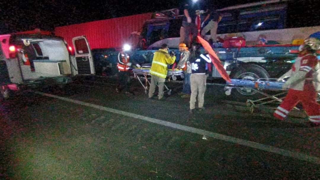 Autobús se impacta contra tráiler.