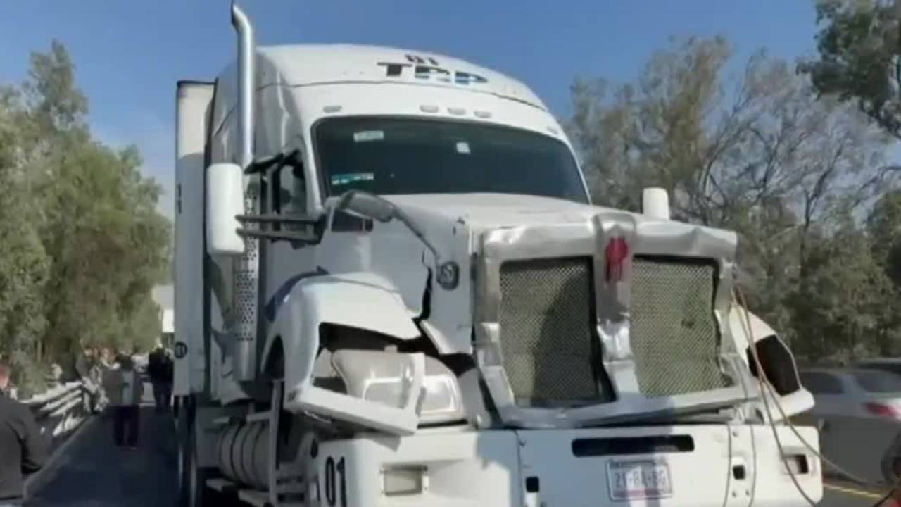Carambola de 4 tráileres paraliza Circuito Exterior Mexiquense en Edomex