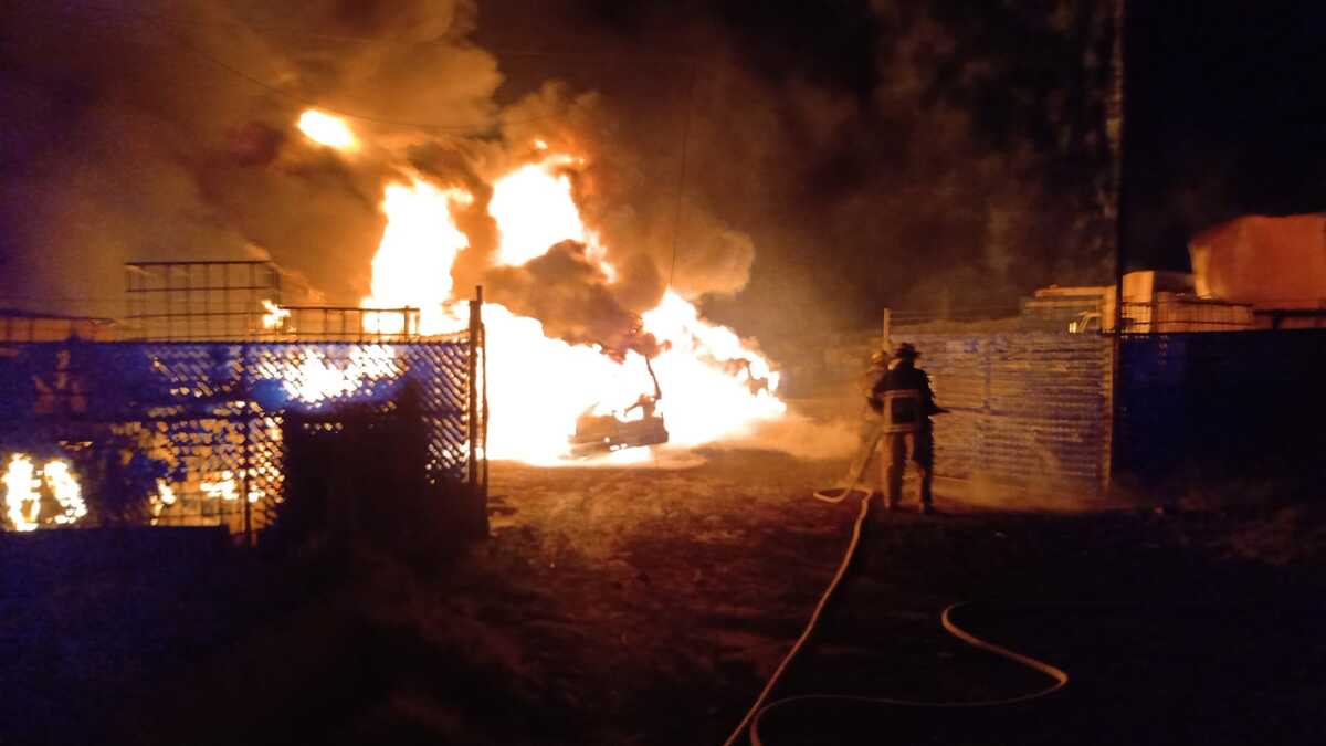 Durante la madrugada se incendió corralón huachicolero.