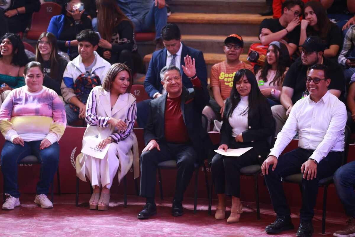 El gobernador Julio Menchaca se reunió con jóvenes en Pachuca. (Jorge Sánchez)
