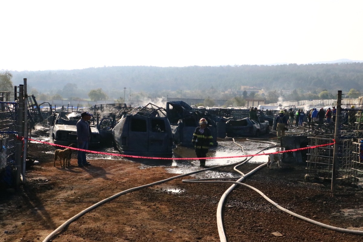 Incendio consume 300 vehículos en corralón de Santiago Tulantepec