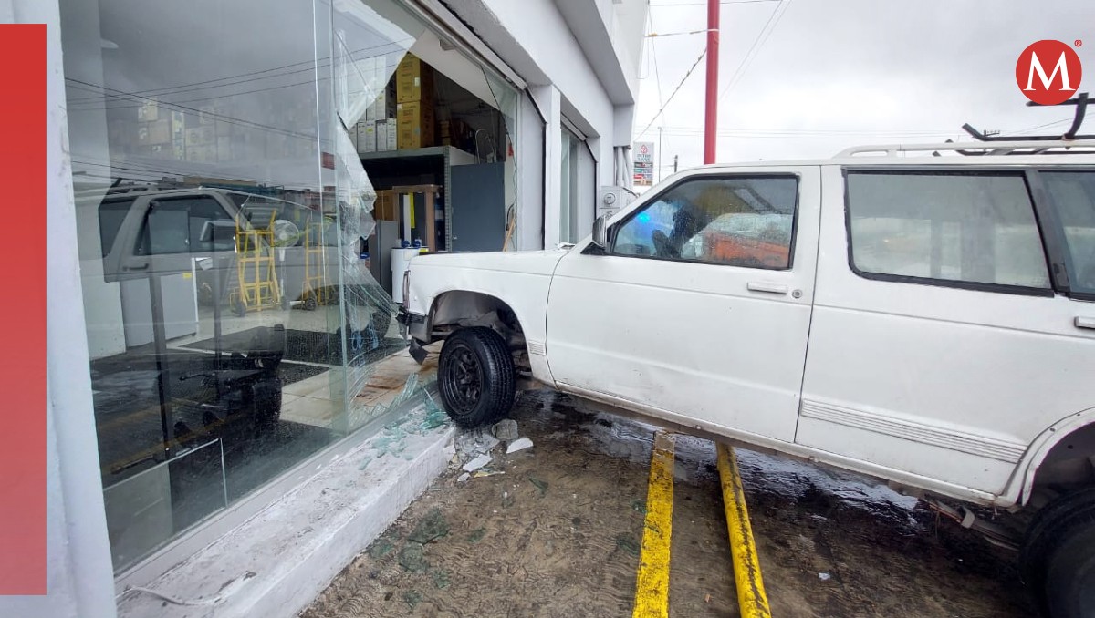 Una camioneta se estampó contra el ventanal de una tienda departamental. | Leyda Estrada.