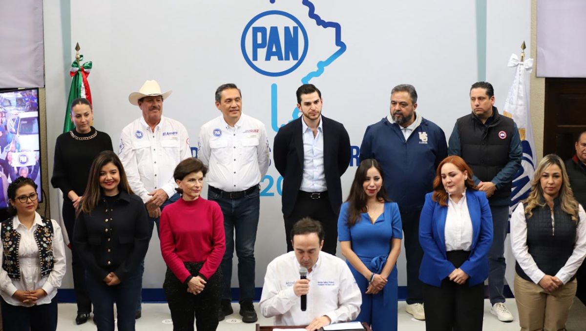 El dirigente estatal de Acción Nacional entregó las constancias | Jorge López
