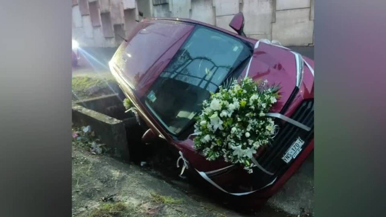 Novia casi no llega a su boda tras un accidente en canal de aguas residuales
