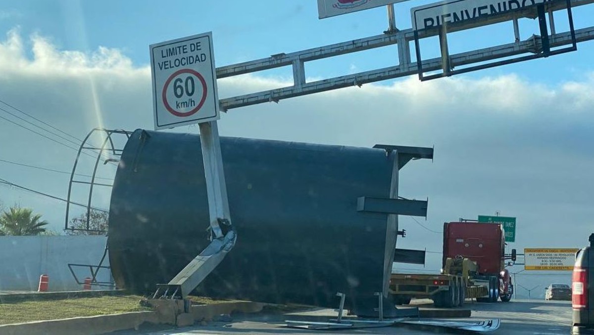 El tanque que era transportado por un tracto camión se desprendió. Foto: Edgar Plata