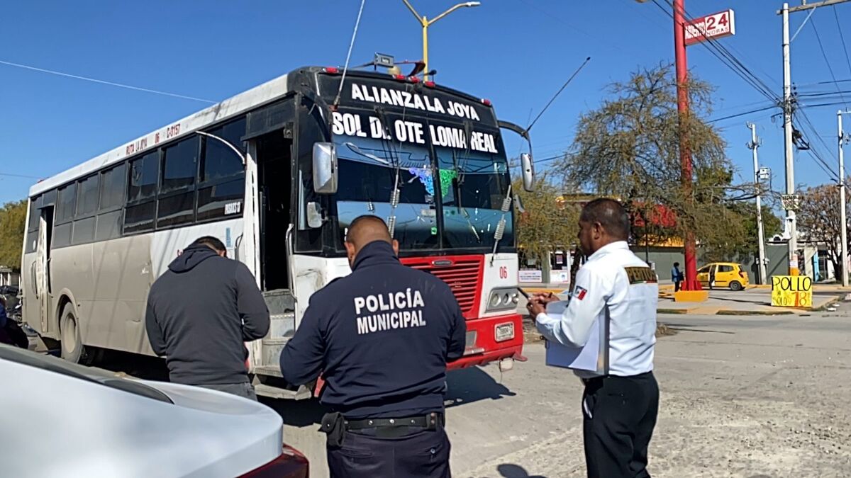 Camión de transporte público arolla a mujer.