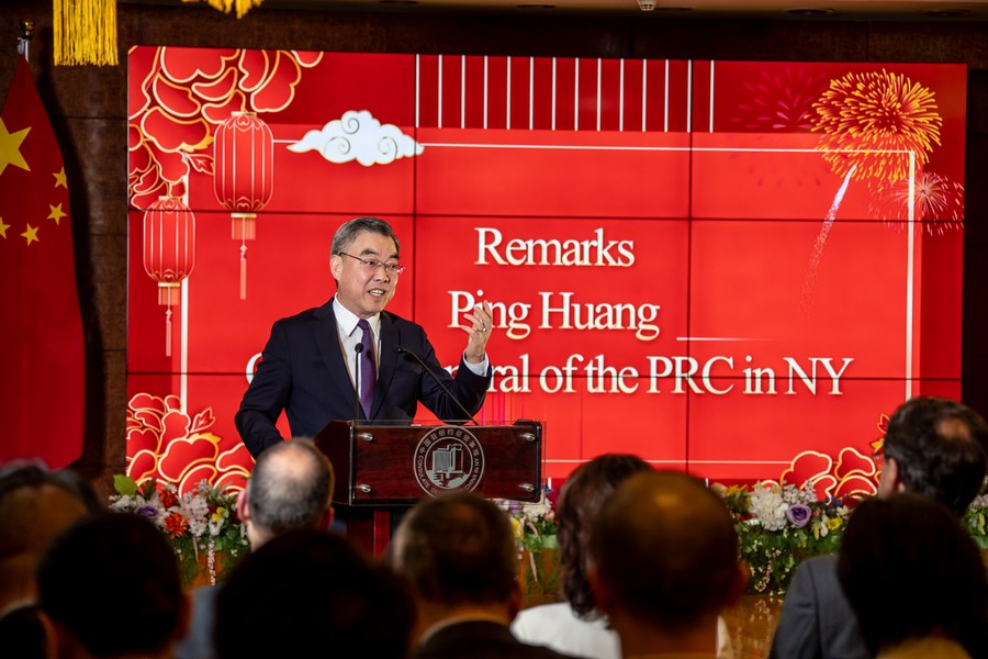 Huang Ping, Cónsul General de China en Nueva York, habla durante un evento (Foto de Winston Zhou/Xinhua)