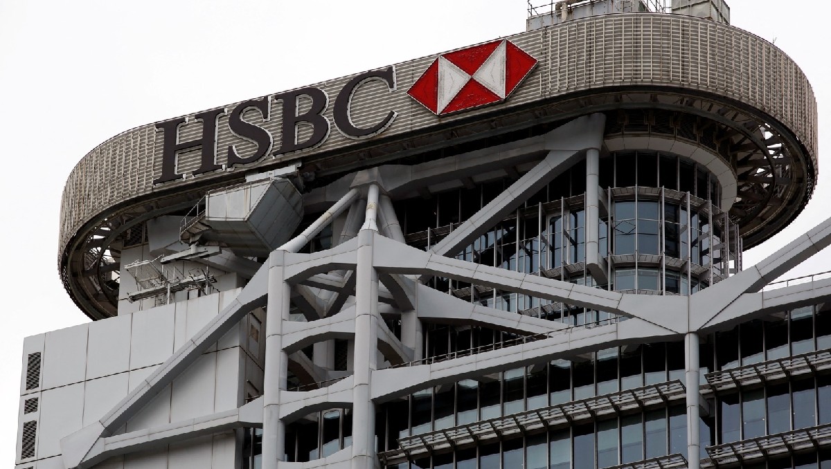 El logotipo de HSBC se ve en su sede en el distrito financiero Central en Hong Kong, China, agosto de 2020. Foto: (Reuters).
