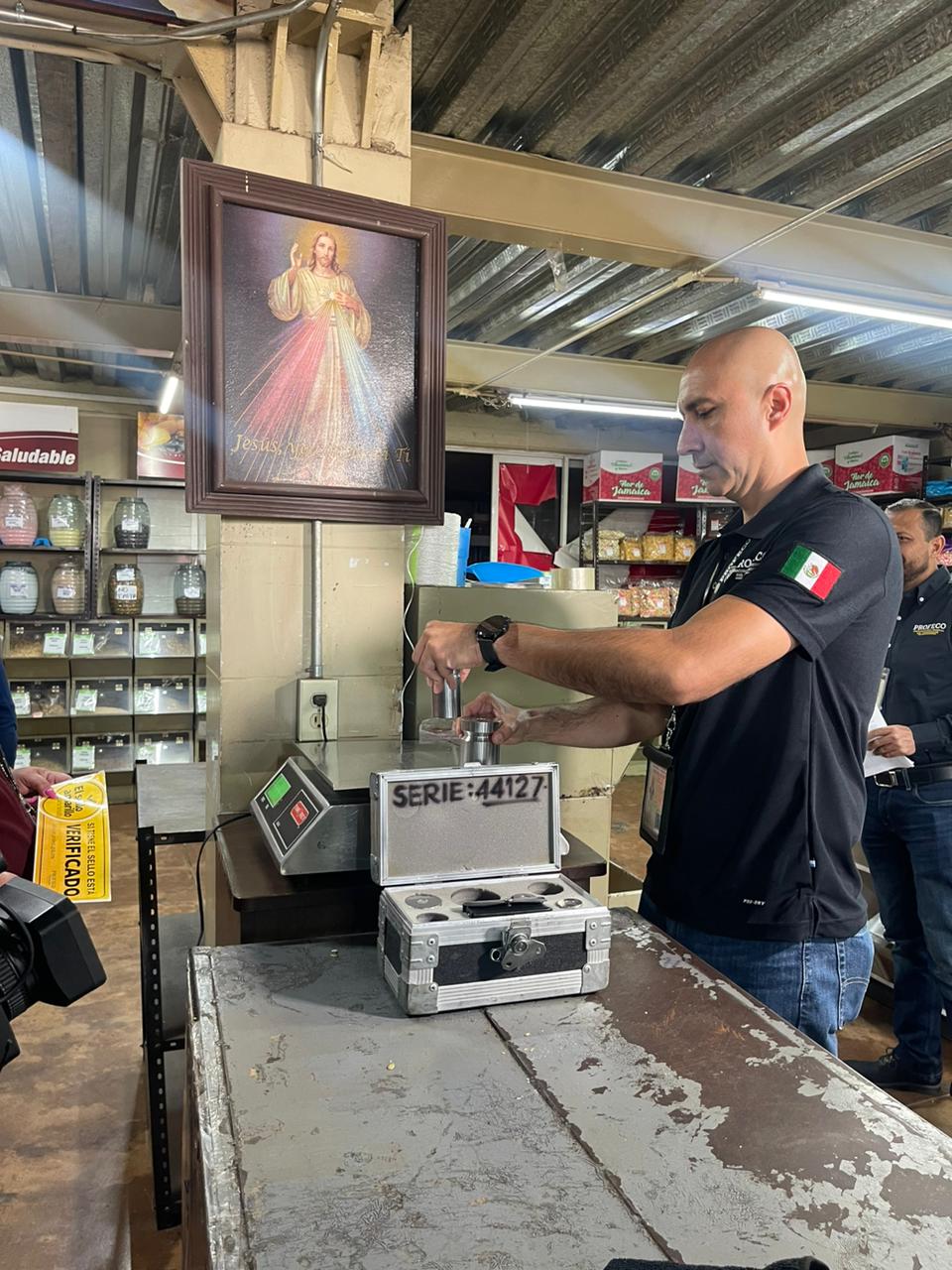 Realizan operativos en mercados de Guadalajara para garantizar la correcta calibración de básculas (karla Victoria Rodríguez)