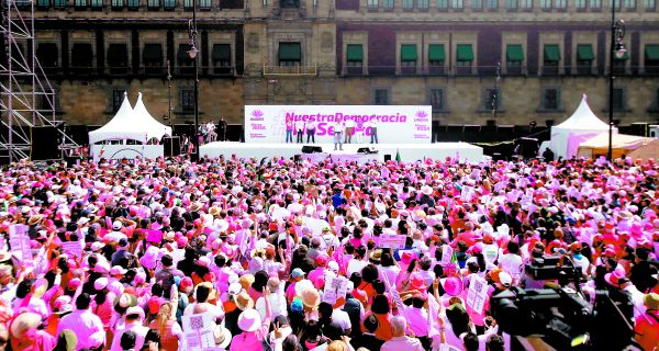 El Zócalo capitalino recibió a la marea rosa. Ariana Pérez