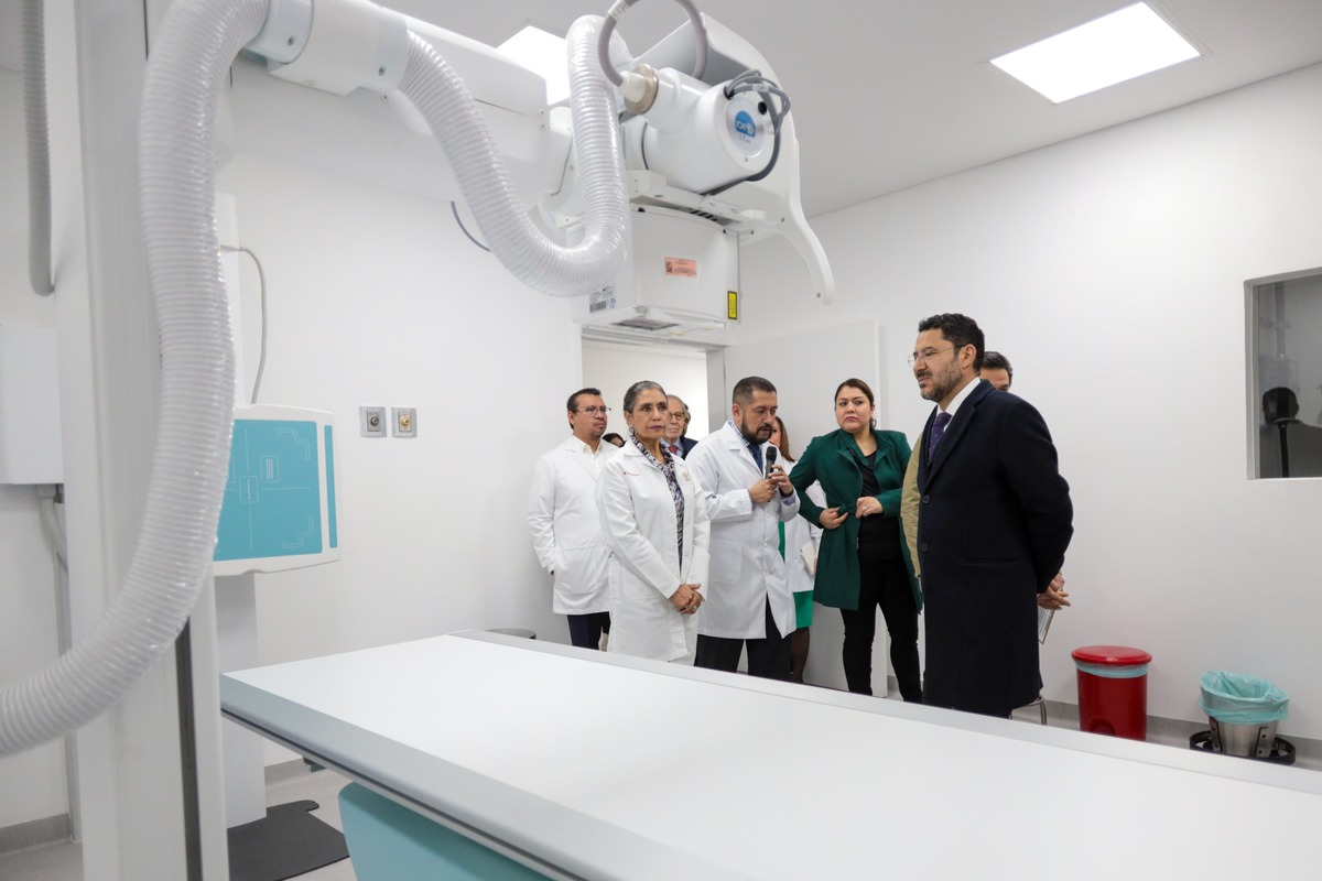 Autoridades inauguran hospital en Tláhuac.