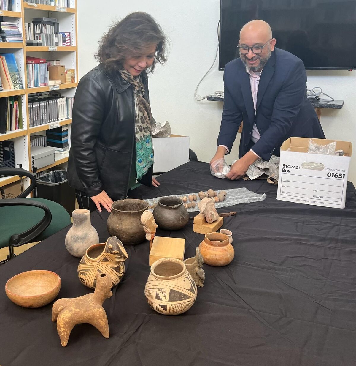 La cónsul Norma Ang Sánchez agradeció al director ejecutivo de la Oficina de Estudios Arqueológicos, John Taylor-Montoya. (Foto: Especial)