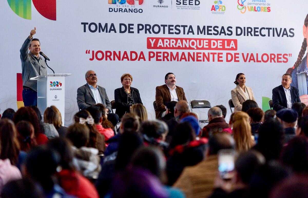 Esteban Villegas tomó protesta de las 315 mesas directivas de Padres de Familia. (Especial)