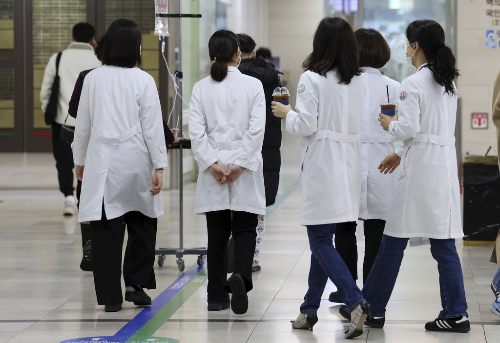 Trabajadores sanitarios, en un hospital en Gwangju, Corea del Sur | AP