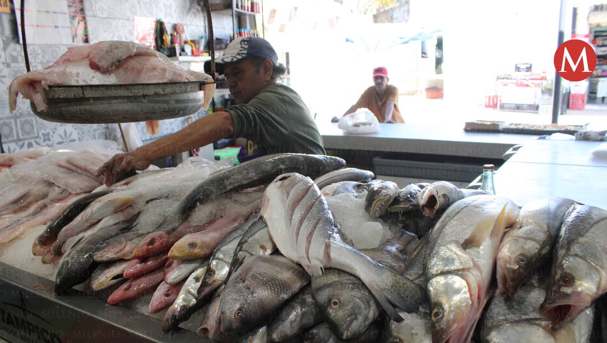Venta de pescados y mariscos en mercado La Puntilla de Tampico. (Yazmín Sánchez)