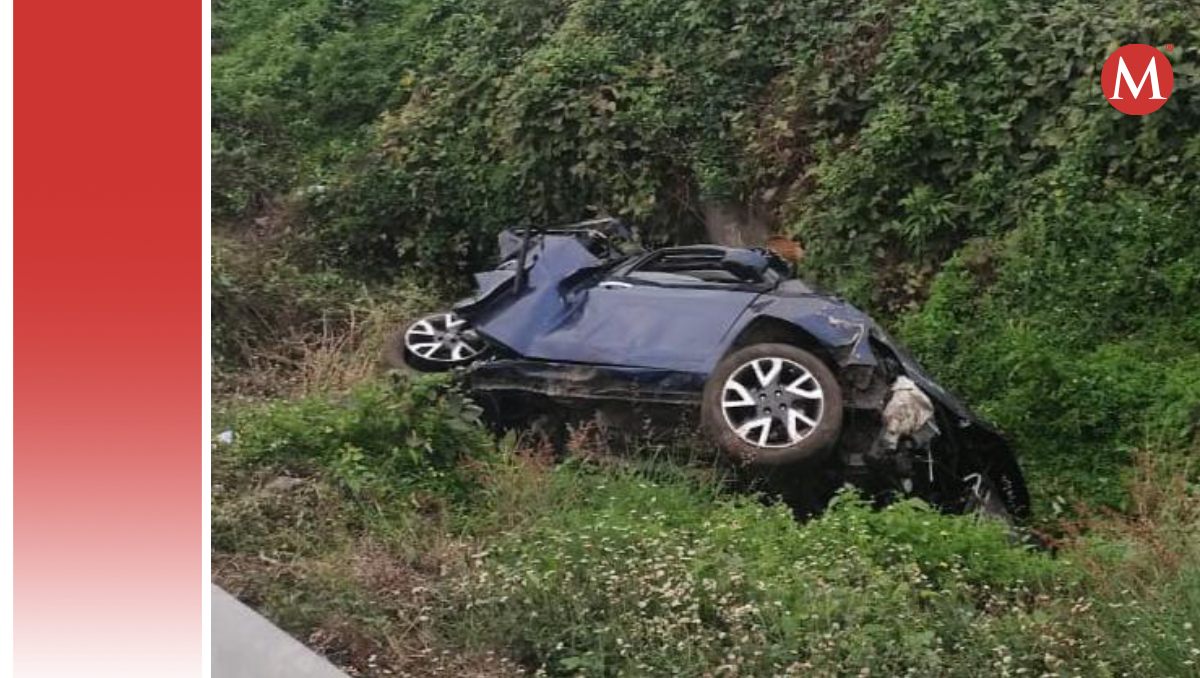 El auto Nissan Versa en el que viajaban volcó entre los carriles de circulación