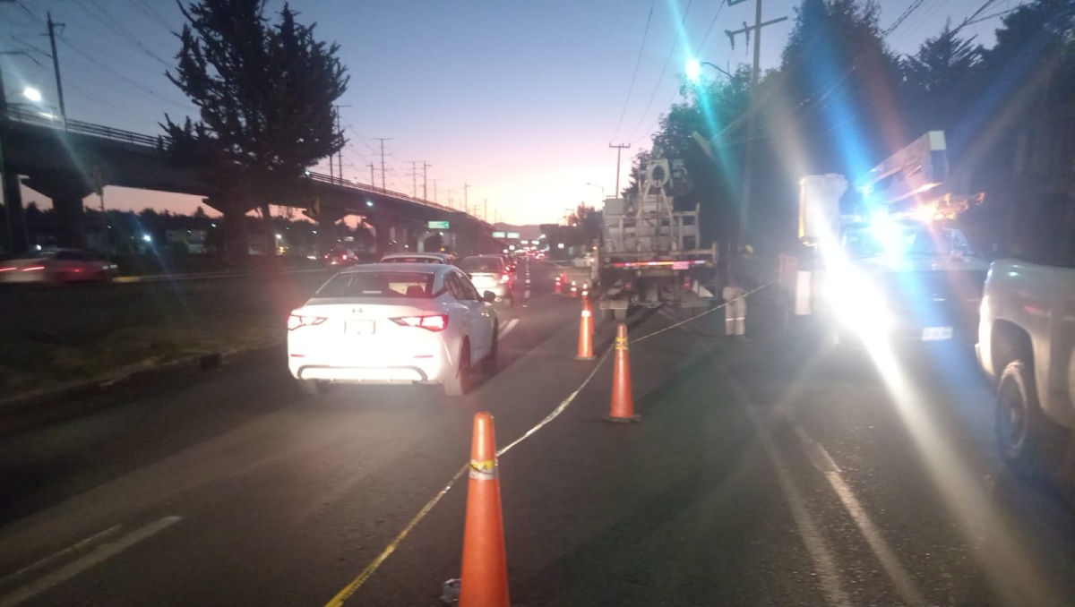 Autoridades acordonan zona del choque en vialidad Solidaridad las Torres, en Toluca. Foto: (Especial)