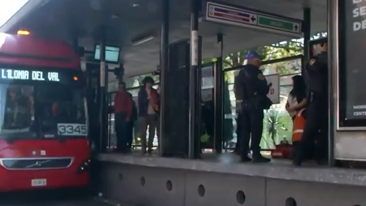 Frenón de metrobús de la L2 deja al menos 6 lesionados en la estación Amores