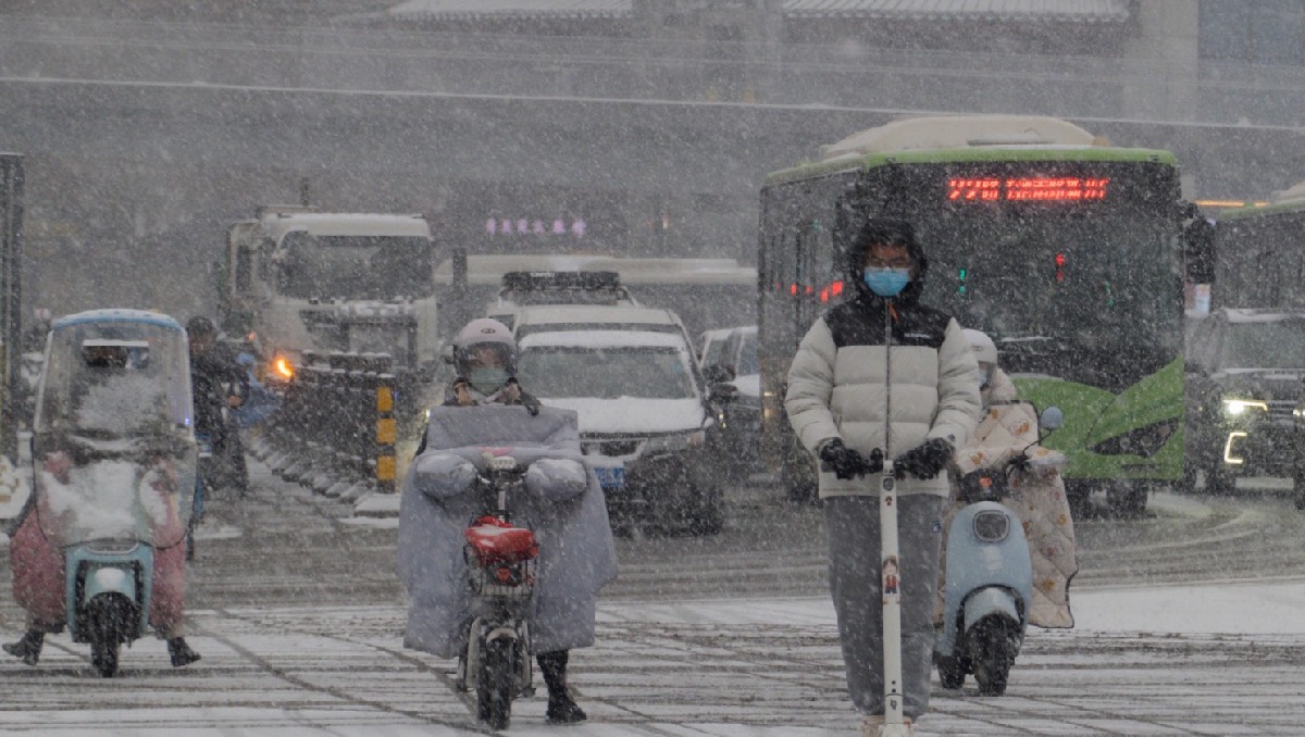 Intensa nevada para el tráfico, cancela clases y deja un muerto en China/ AP