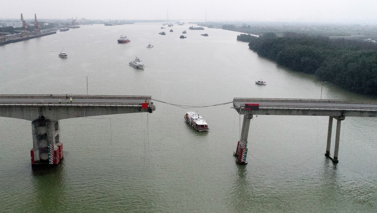 Buque choca con puente en China | AP