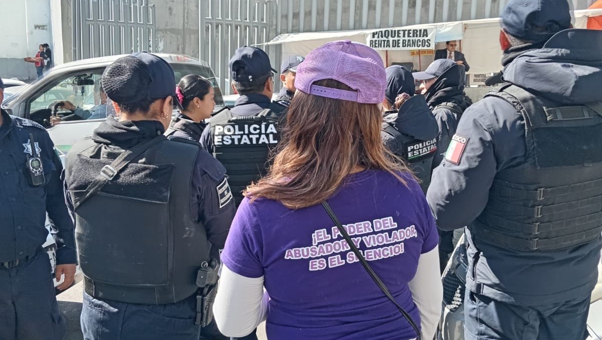 Elementos de la policía intentaron retirar a las manifestantes afuera de los juzgados de Barrientos. Foto: (Fernando Cruz)