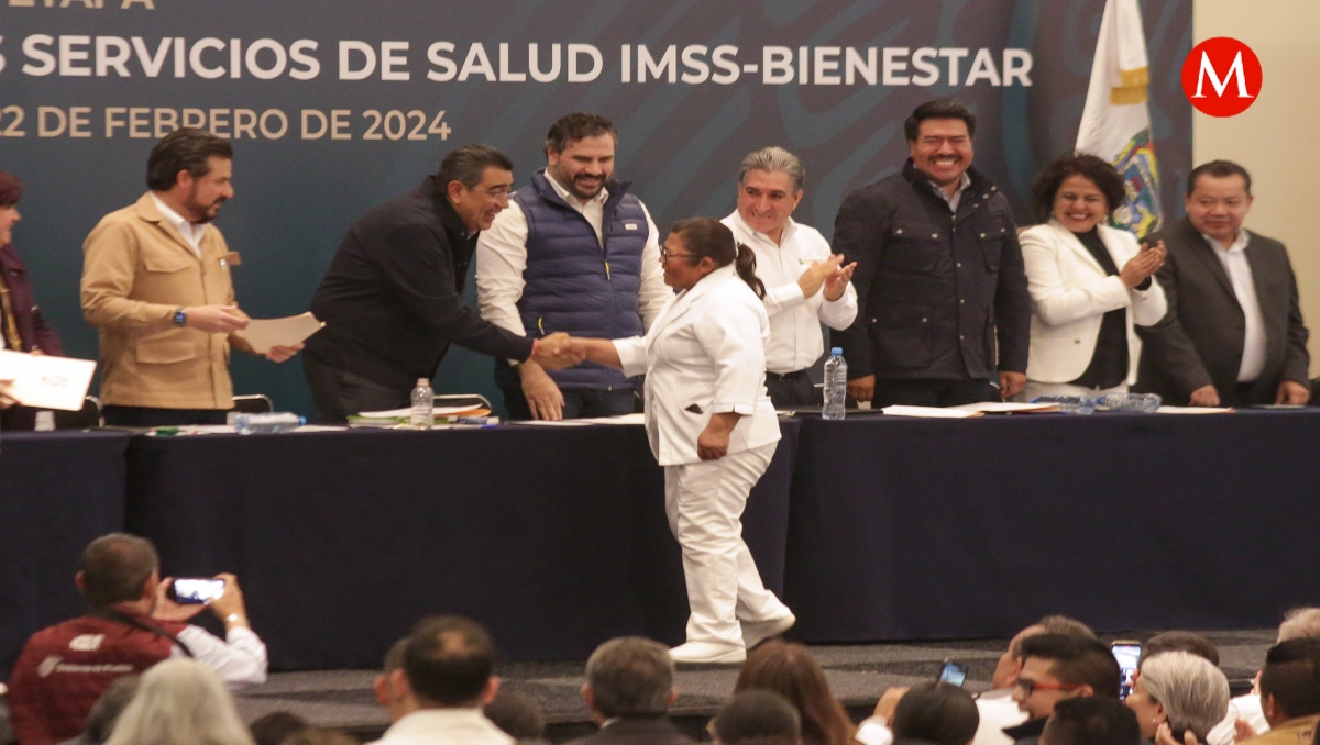 Entregan bases a 2 mil 600 trabajadores de IMSS-Bienestar en Puebla | EsImagen