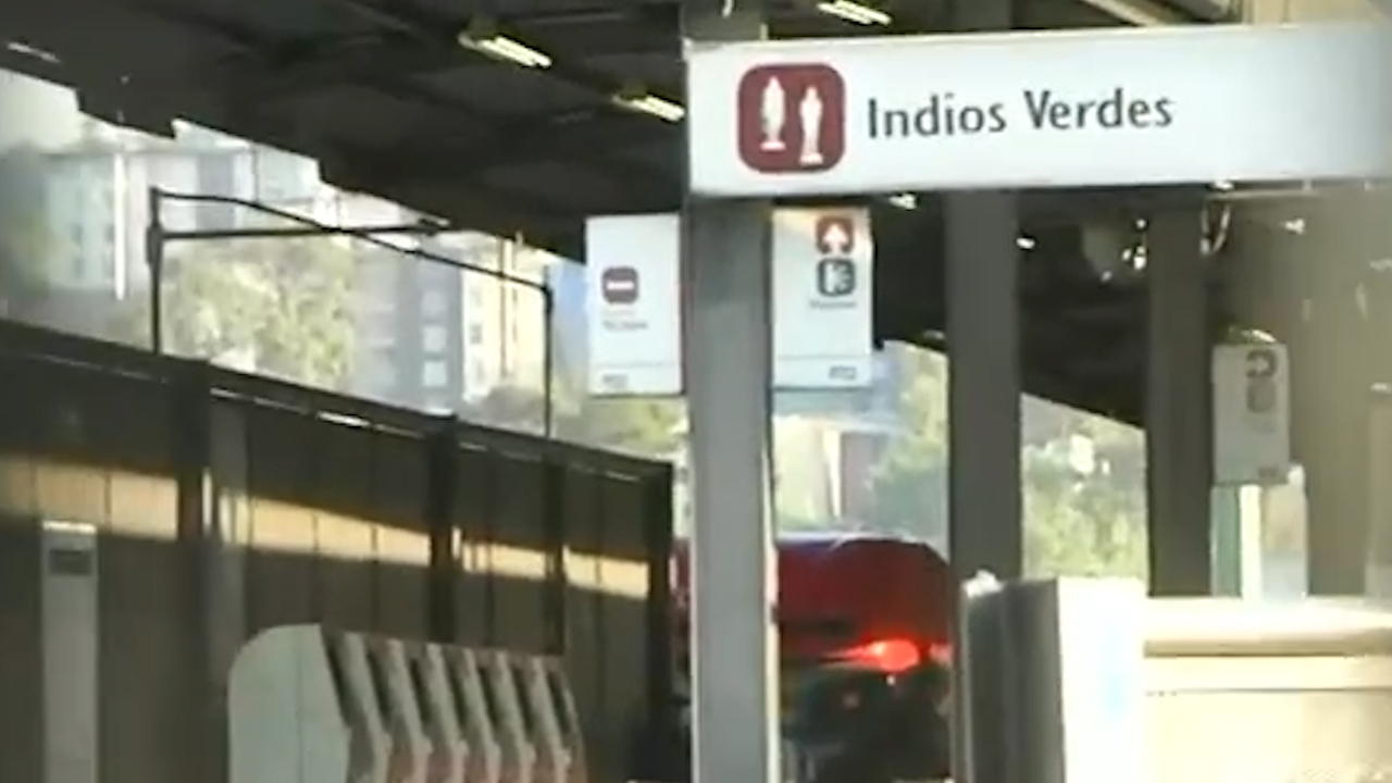 Mujer fallece en Metrobús Indios Verdes, suspenden servicio en la estación