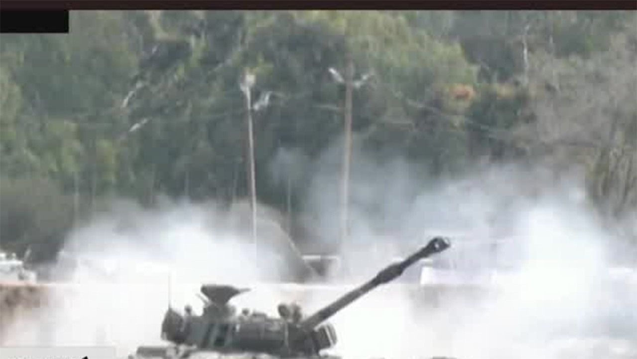 Tanques del Ejército israelí disparan proyectiles de artillería hacia Gaza