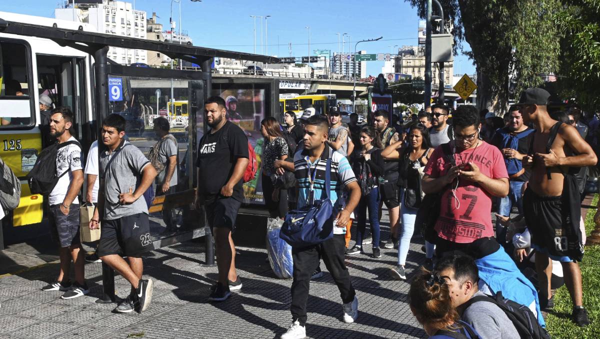 Trabajadores de diversos sectores exigen salarios por encima de la inflación | AFP