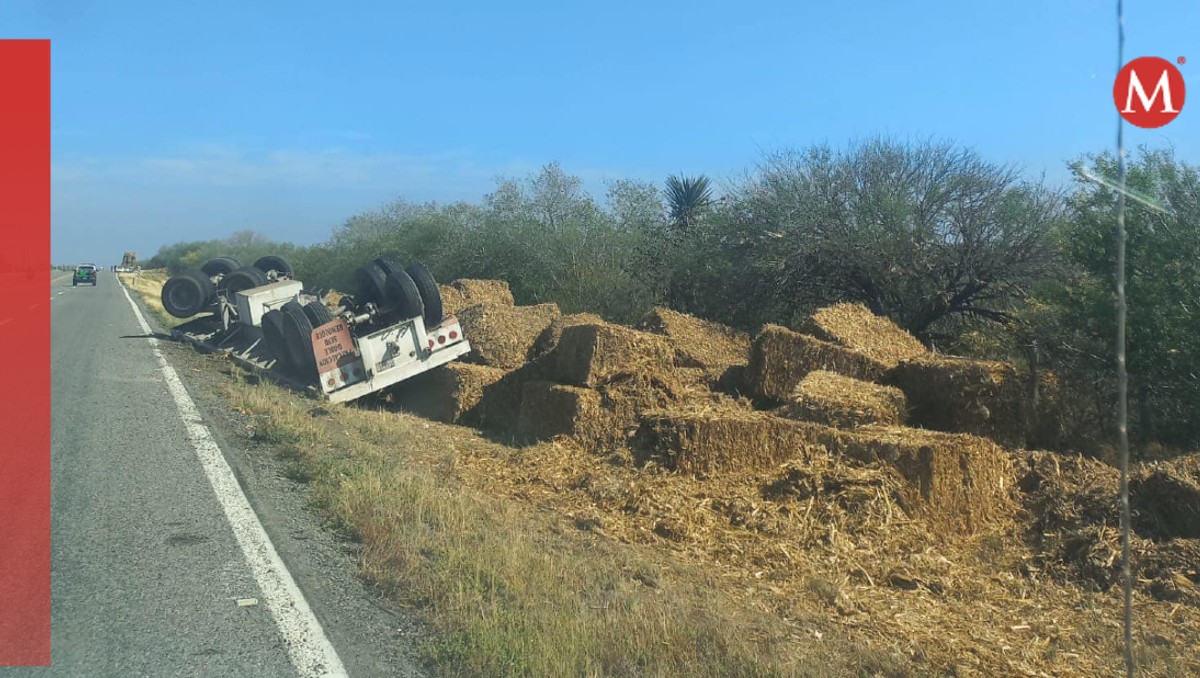 Vuelca tráiler con pacas de zacate en carretera Matamoros-Victoria
