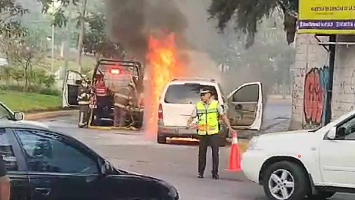 La camioneta se incendió en Chilpancingo por una falla mecánica. | Especial