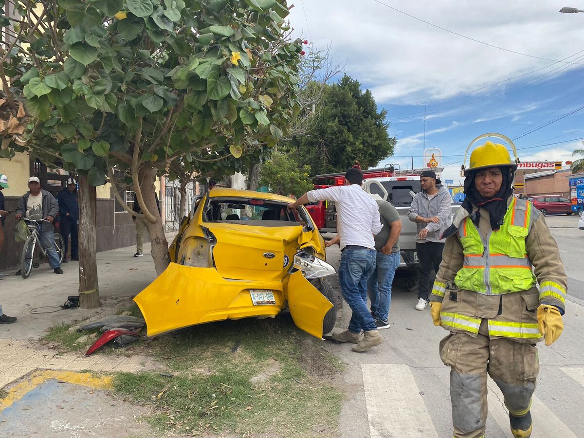El taxista quedó atrapado en la unidad. (Especial)