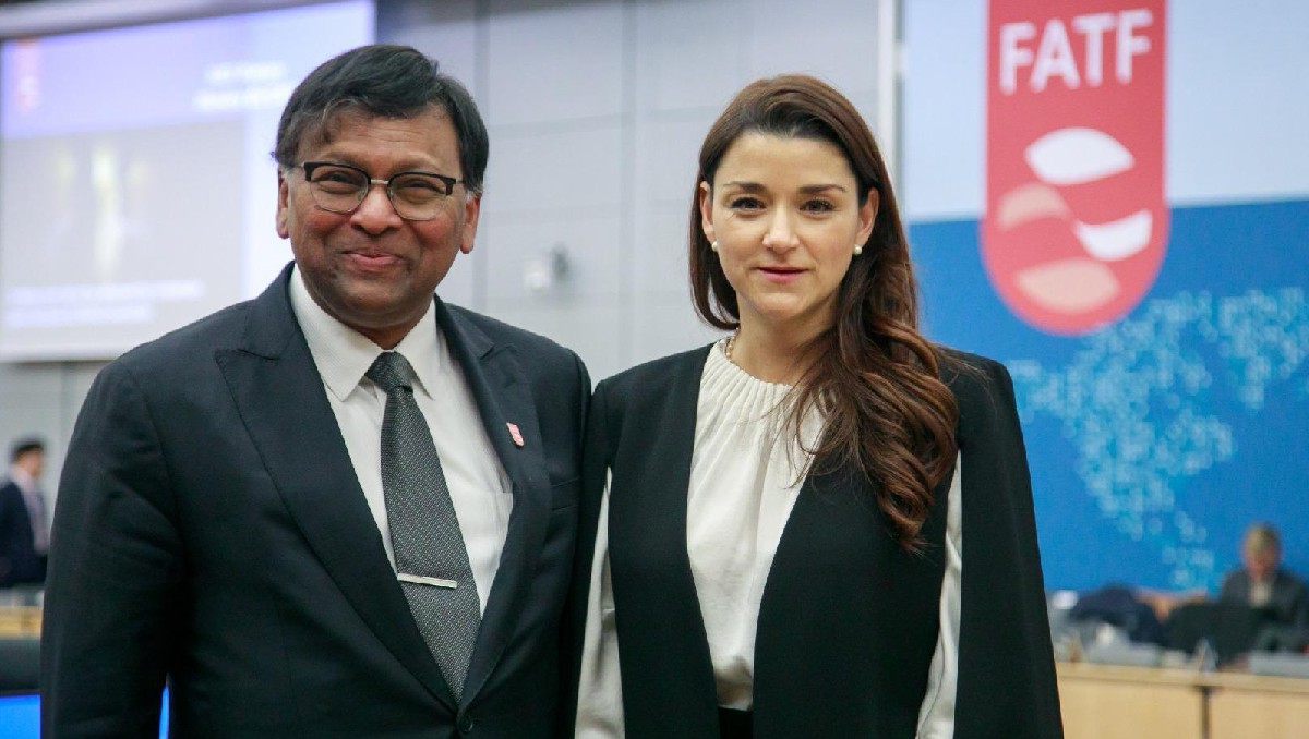 Elisa de Anda con el presidente actual del GAFI de Singapur, Raja Kumar. Foto: (Especial).
