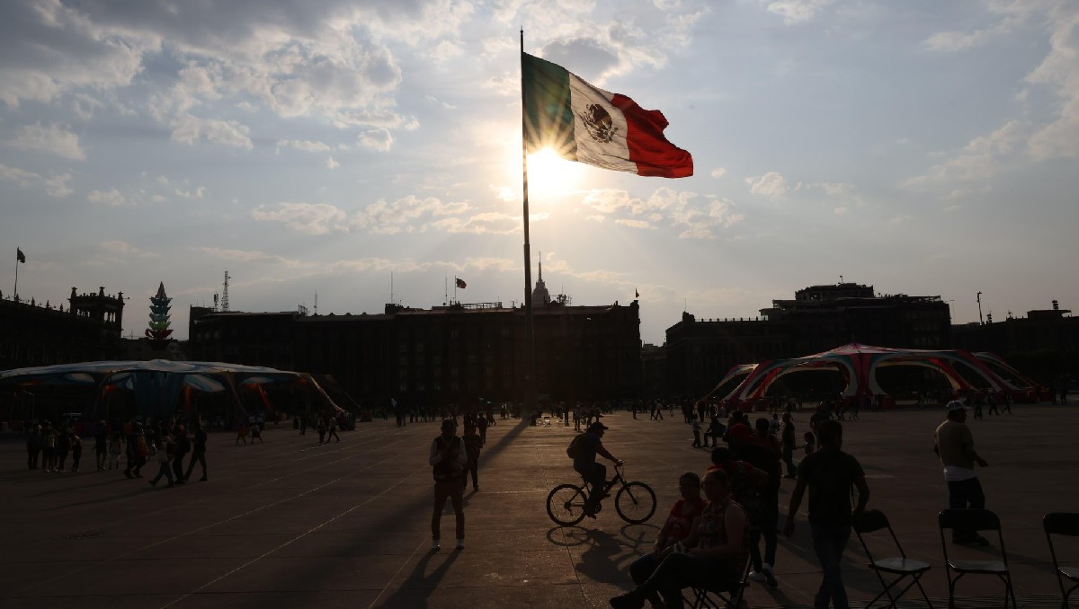 Bandera de México en el Zócalo capitalino. Foto: X