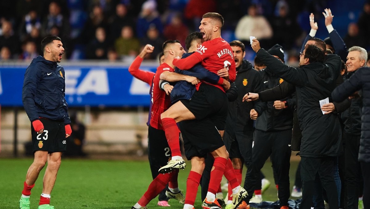 El "Vasco" Aguirre y sus jugadores festejando el gol del empate (@@RCD_Mallorca)