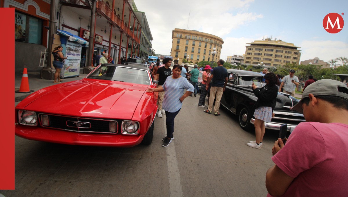 Autos clásicos y antiguos desfilaron por calles de Tampico. (Yazmín Sánchez)