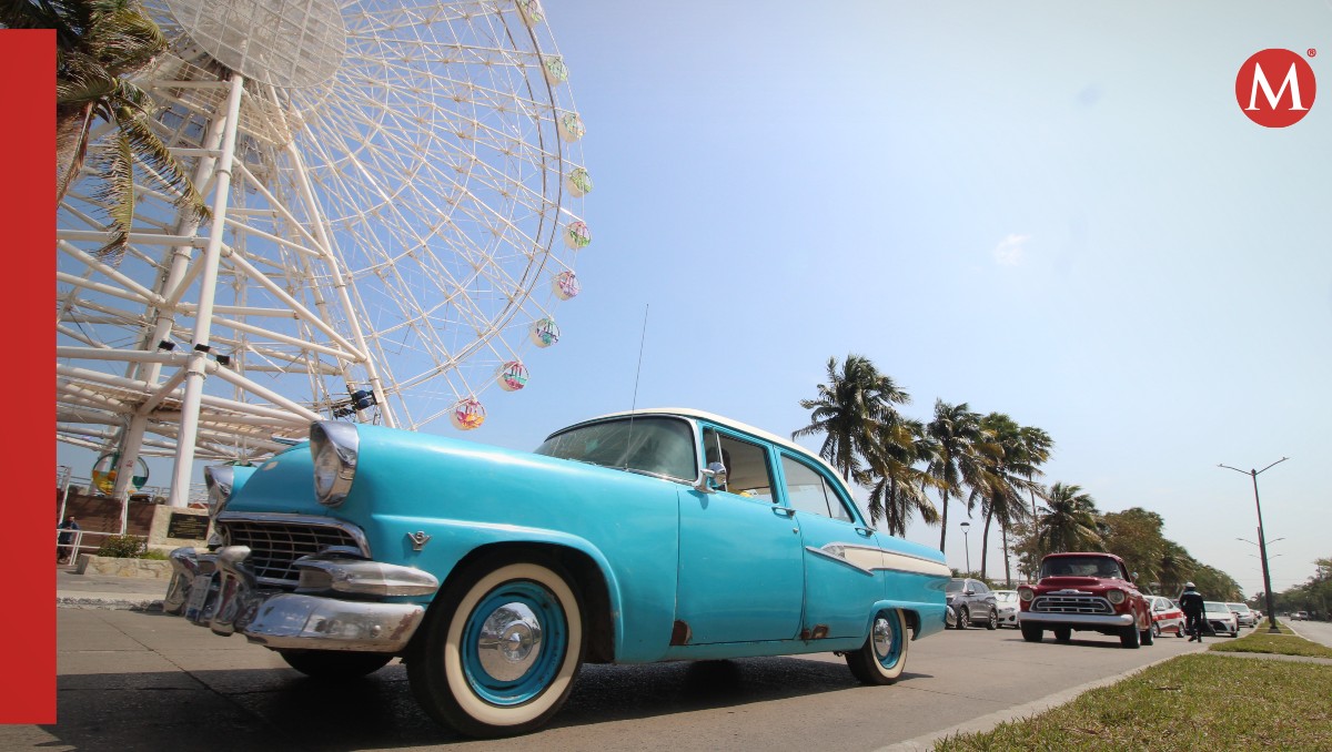 Autos clásicos y antiguos desfilaron por calles de Tampico. (Yazmín Sánchez)