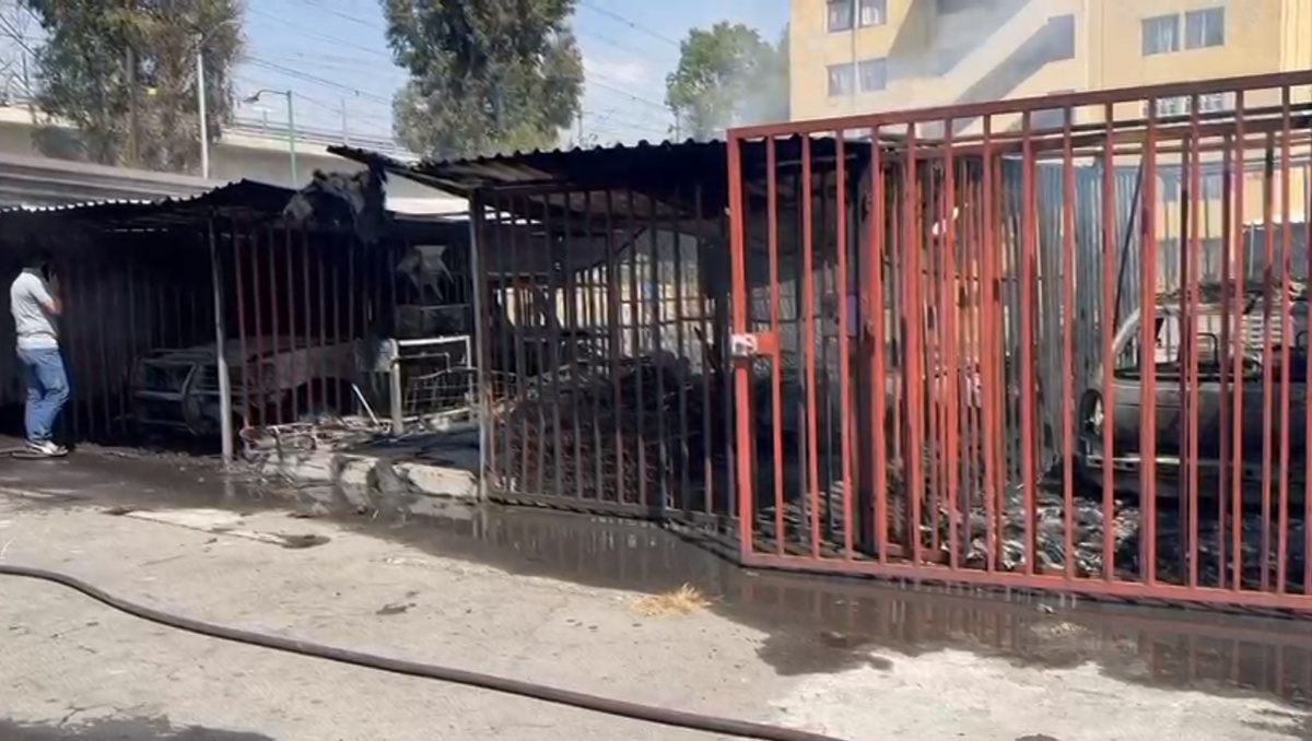 Las llamas del incendio llegaron hasta los 5 cajones de la unidad habitacional. Foto: (Mario C. Rodríguez)