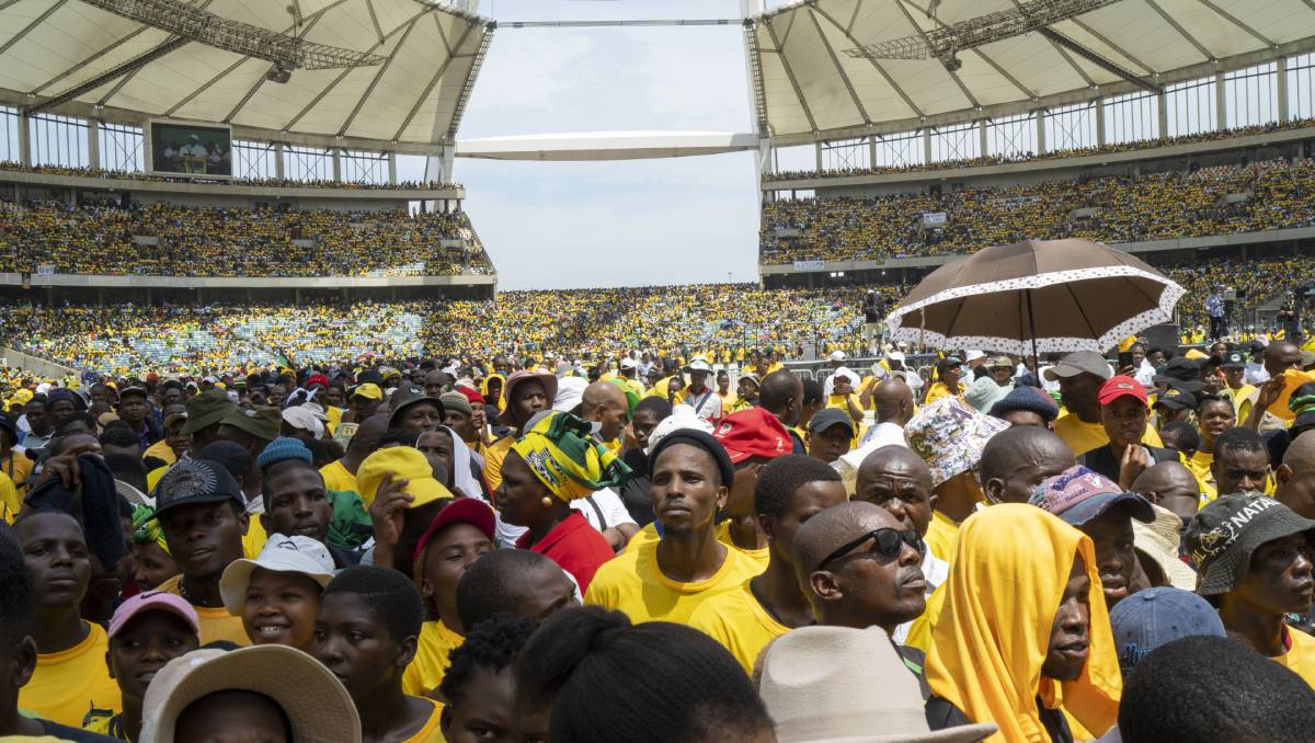Partidarios del presidente Cyril Ramaphosa lo respaldaron en un evento de campaña | AP