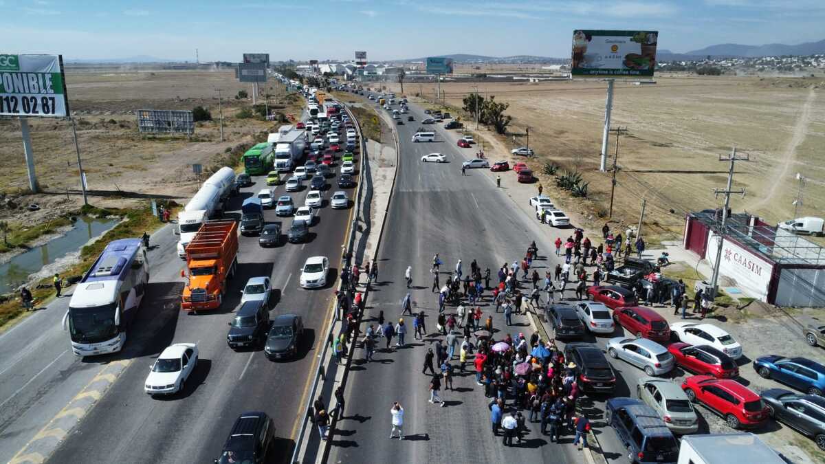 Tianguistas bloquean la carretera México-Pachuca. Jorge Sánchez