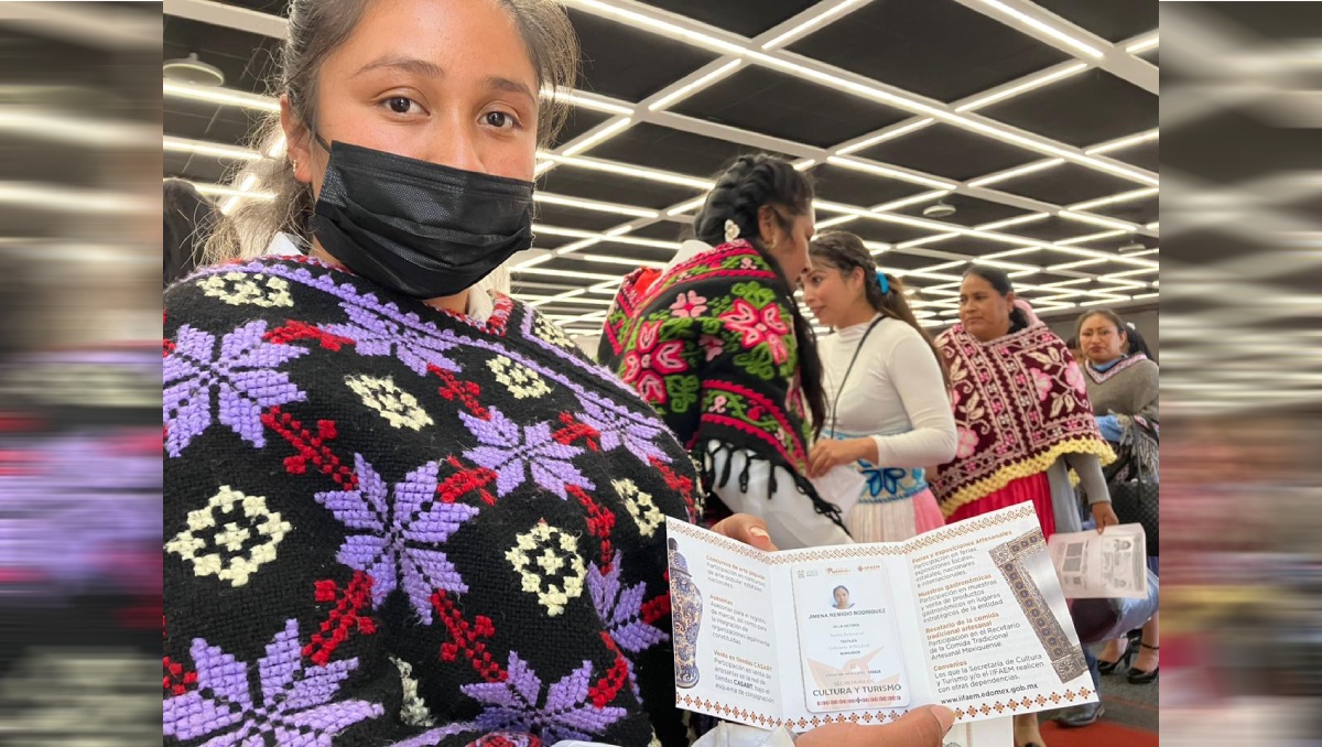 Artesana muestra su credencial otorgada por el gobierno del Estado de México. Foto: (Bernardo Jasso)