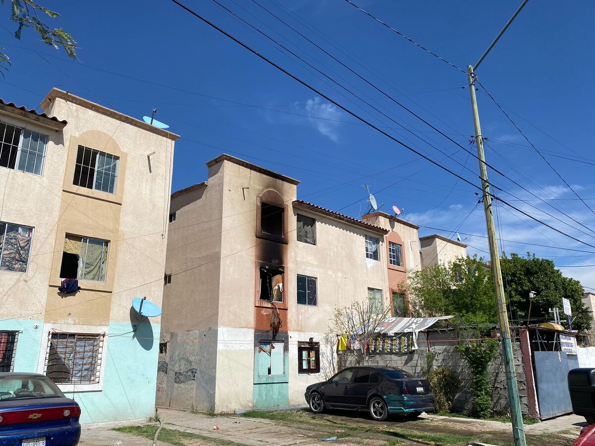 El incendio ocurrió en el piso alto de una casa de la calle Presa de las Calabazas. (Especial)