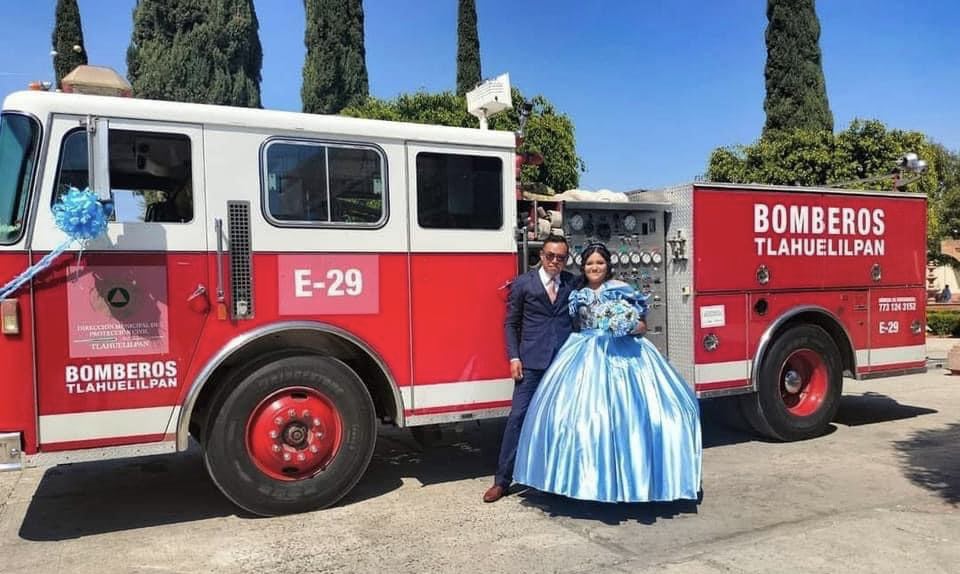 Quinceañera se toma fotos con el camión de bomberos de su papá.